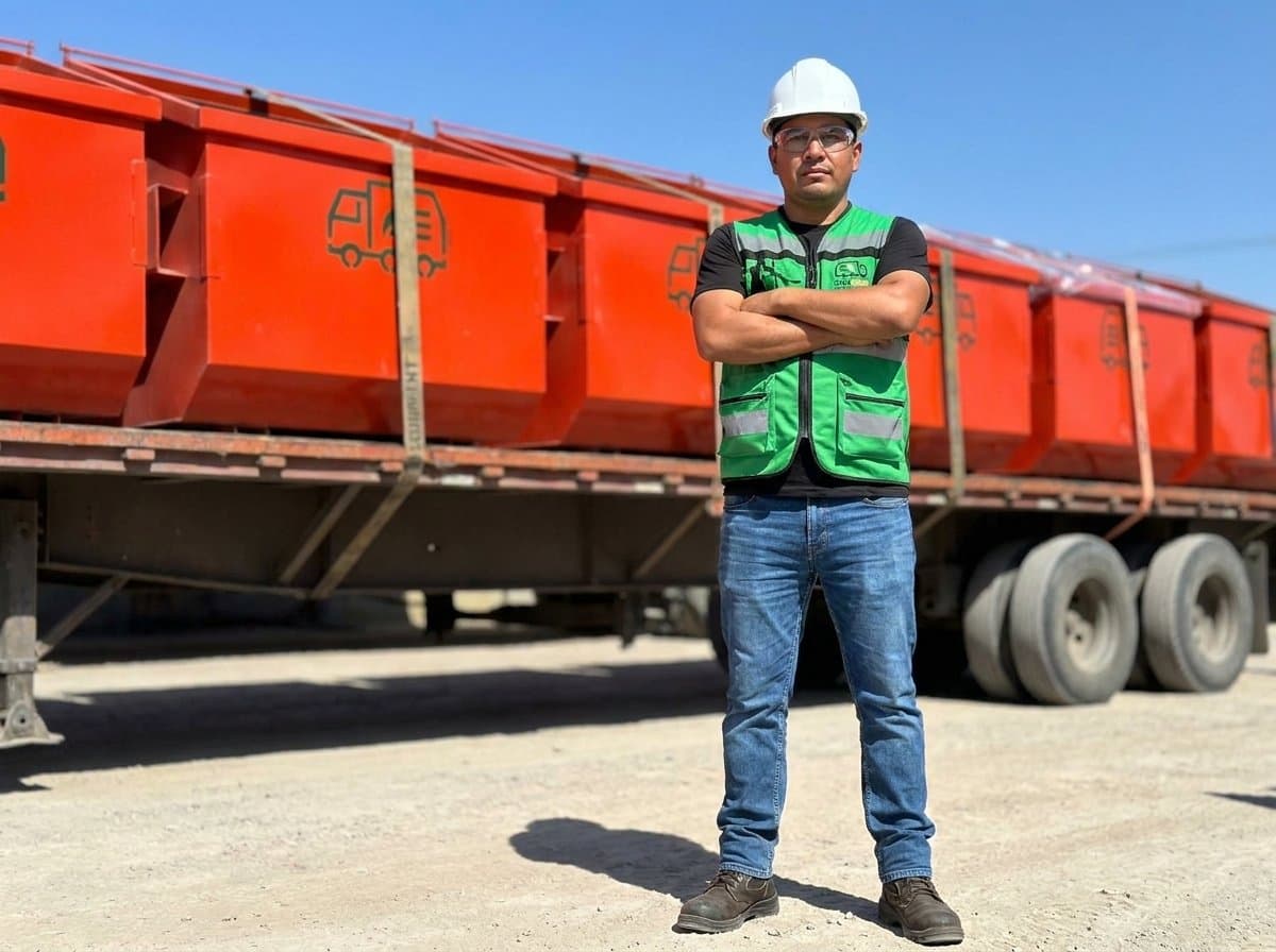 Operador de Morcast del Norte frente a contenedores